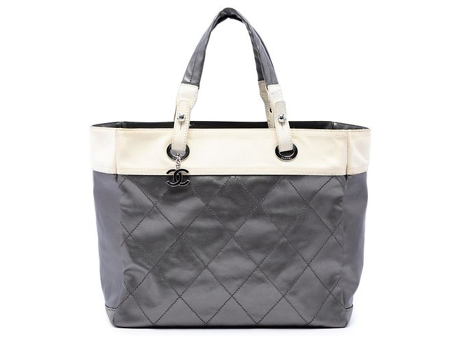 Chanel Paris Biarritz Tote aus beschichtetem Canvas, gesteppt, Silber, Medium