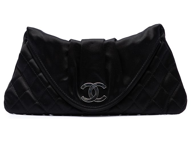 Clutch Half Moon em cetim acolchoado CC Small preta Chanel