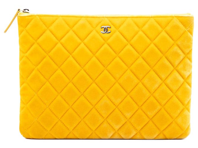 Clutch Chanel Medium CC Quilted Velvet O Case Amarilla