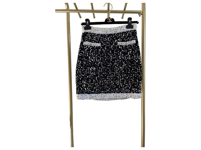 Gonna Chanel 23C nera con paillettes