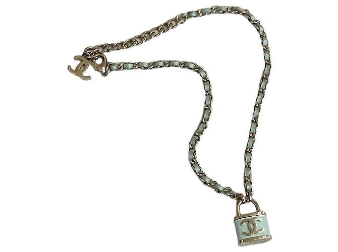Collier Chanel Vert en Cuir avec Pendentif Cadenas