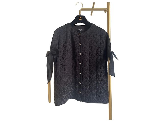 Top Chanel 25K de seda negro
