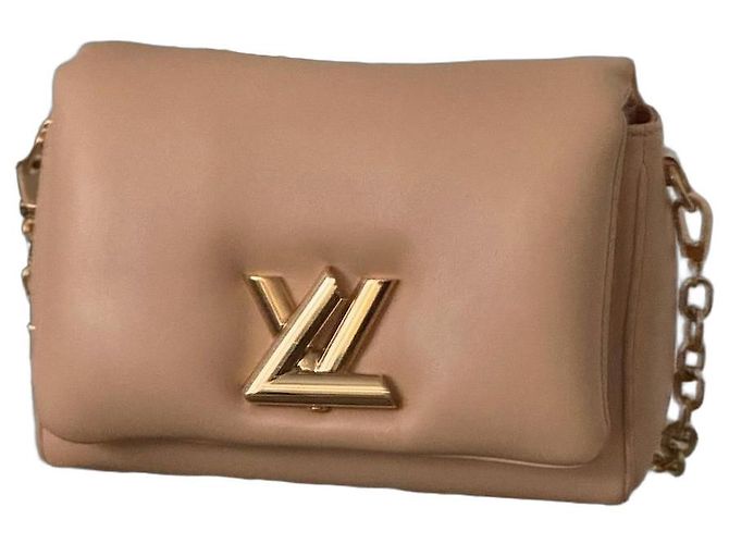 Louis Vuitton Twist MM Mala de ombro em couro acolchoado bege