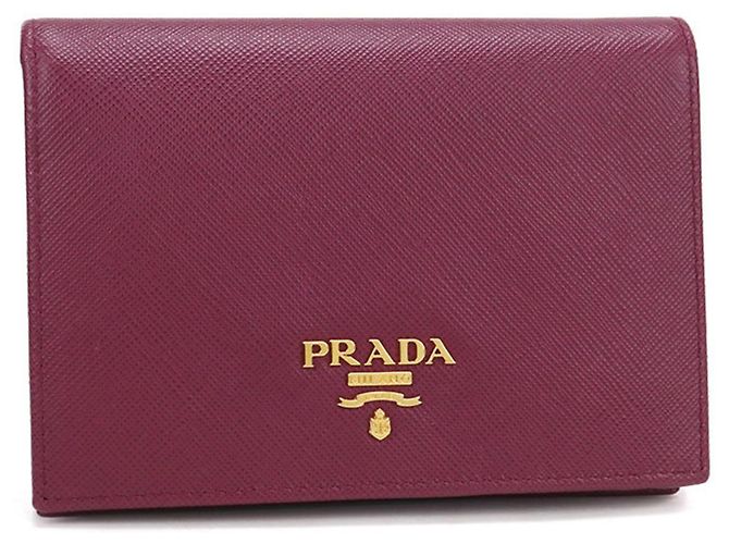 Prada Bi-Fold Geldbörse aus lila Saffiano-Leder