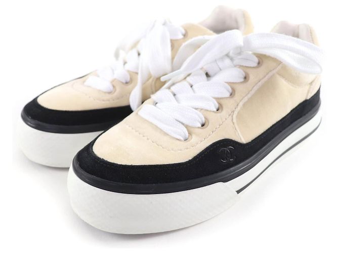 CHANEL COCO Mark Schnürsneaker aus Samt
Samt-Sneaker