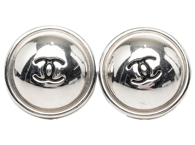 Chanel Silver CC Knopf-Ohrringe, versilbert, mit Stecker