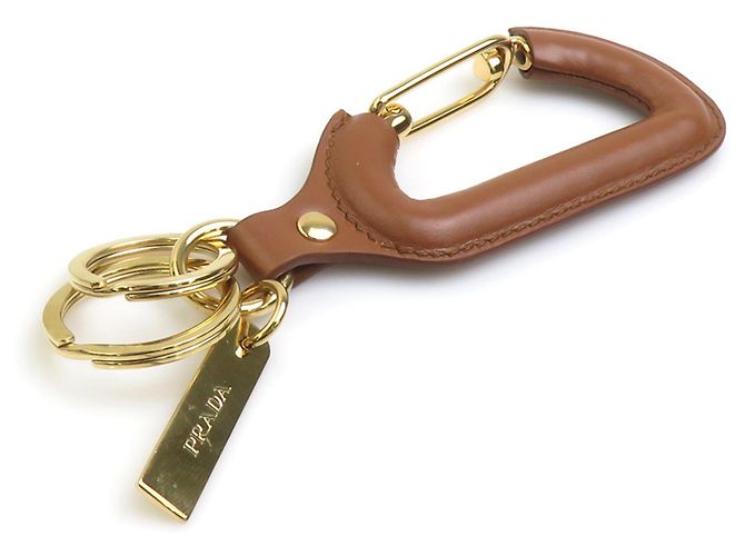 Chaveiro Prada Charm em couro marrom e metal dourado