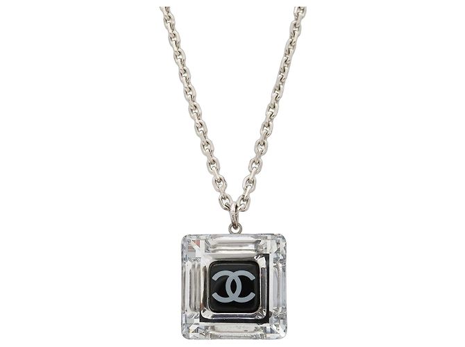 Collier Pendentif Cube Carré CHANEL Coco Mark