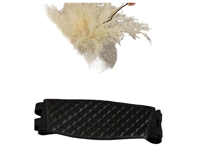 Cinto Chanel de pele de cordeiro acolchoada preto