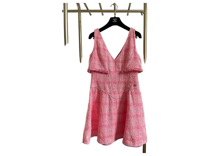 Vestido Chanel 24C de tweed rosa com decote em V