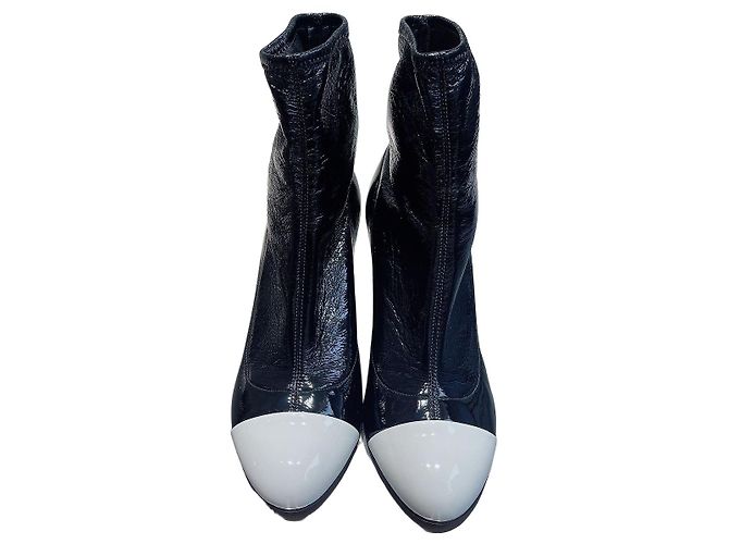 Botines de tacón Miu Miu en charol blanco y negro