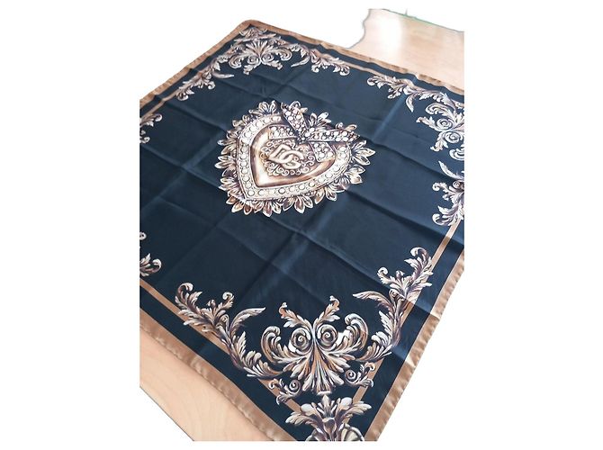 Pañuelo Dolce & Gabbana de seda negro con corazón barroco