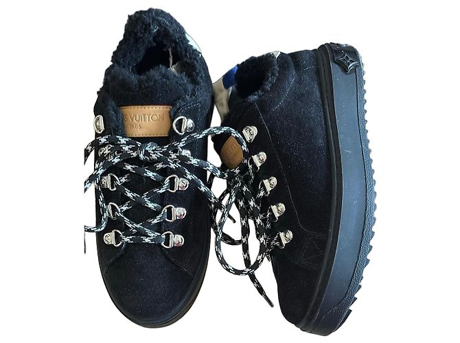 Baskets Louis Vuitton en daim noir avec fourrure