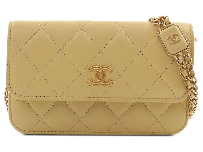 Clutch Chanel Yellow CC em pele de cordeiro acolchoada com corrente