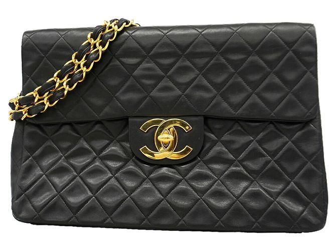Borsa a tracolla Chanel in pelle d'agnello nera