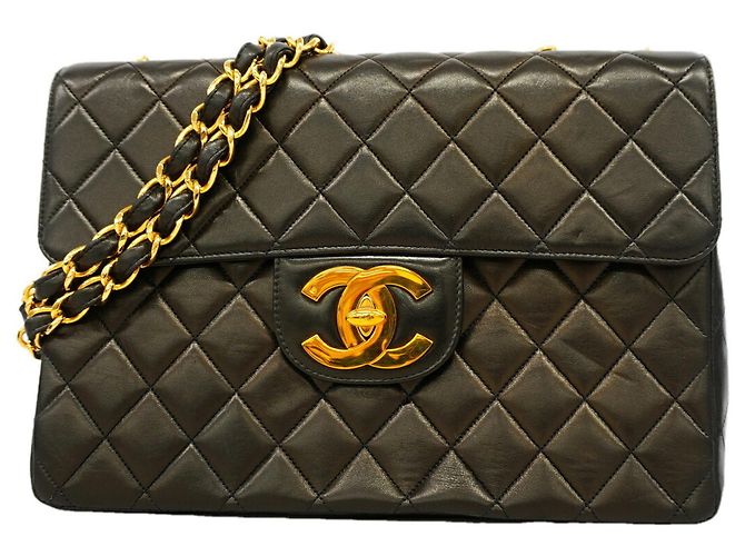 Borsa a tracolla Chanel in pelle d'agnello nera