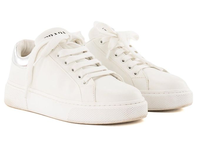 PRADA - Downtown Prada Sneaker aus weißem Glattleder (T36)