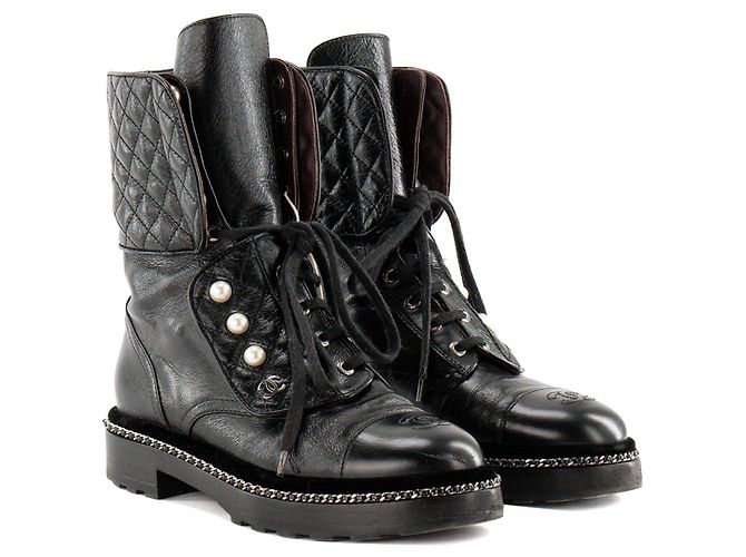CHANEL - Botas moteras Chanel de cuero negro (T38)
