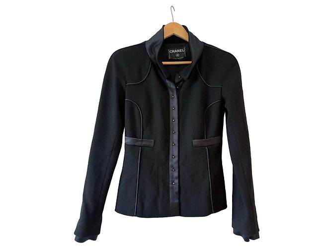 Chanel Giacca Corta in Lana Nera e Raso
