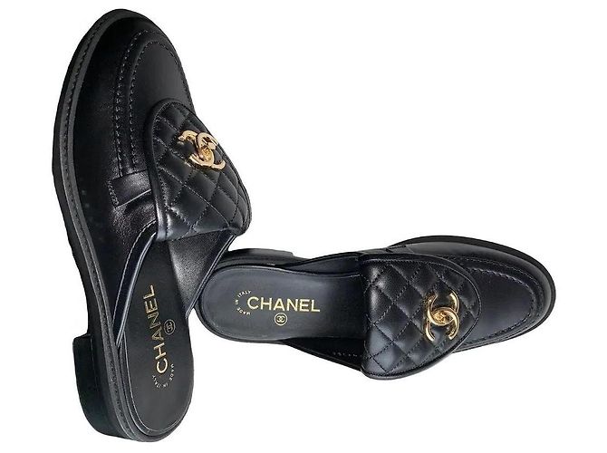 Mules Chanel in pelle matelassé nera