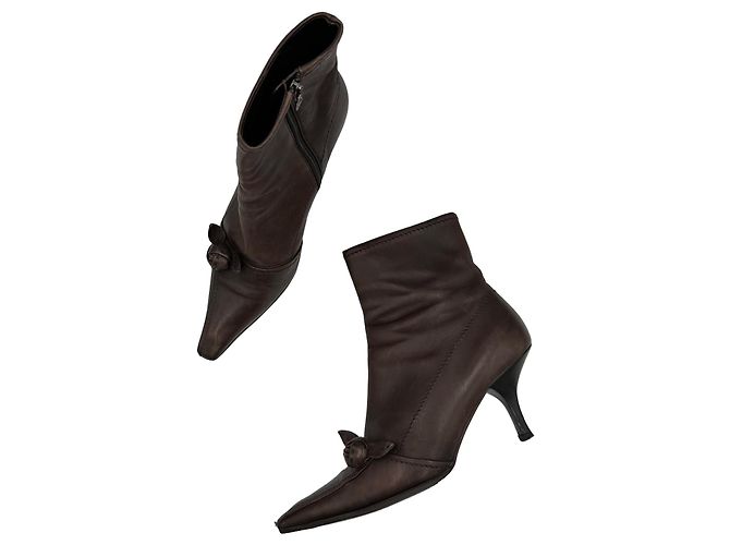 Prada Stiefeletten aus braunem Leder mit Rosendetail