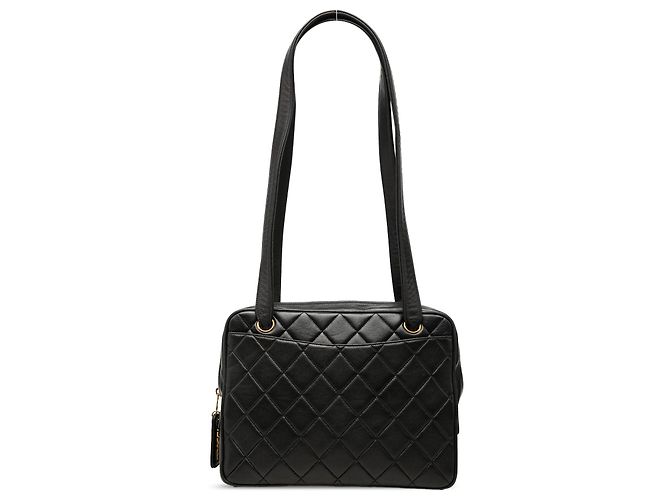 Bolsa de ombro Chanel em pele de cordeiro acolchoada preta