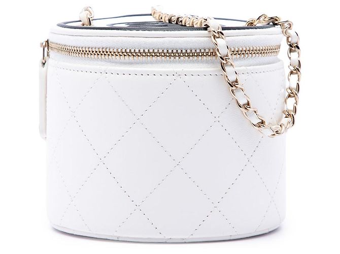 Vanity Estojo de Maquilhagem Chanel em pele de cordeiro acolchoada branca com corrente e amuleto