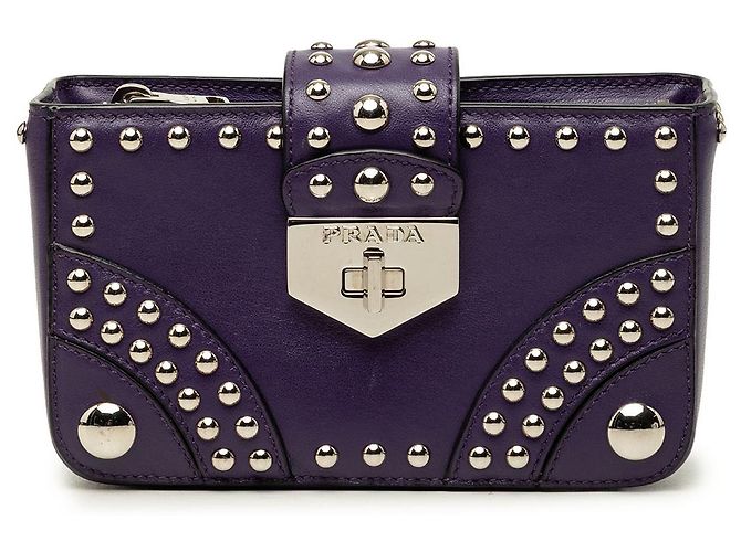 Clutch Elektra Prada em couro de bezerro roxo com tachas e fecho turn-lock