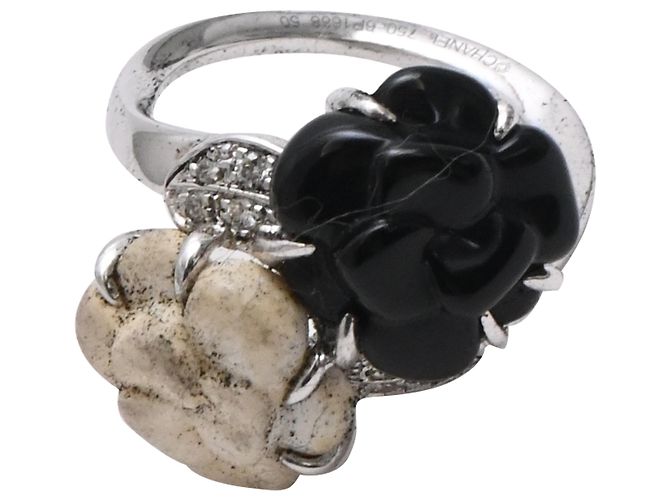 Timeless Anello Chanel Camélia Sculpte in oro bianco