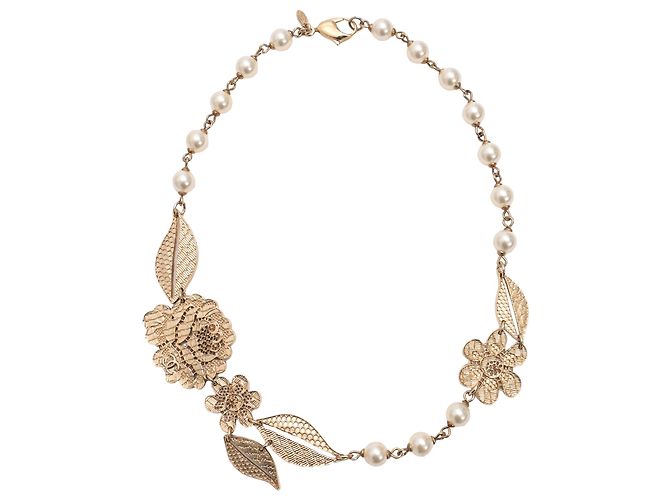 Colar Chanel em metal dourado com flores de renda e pérolas falsas
