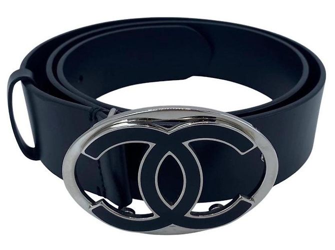 Cinturón Chanel de cuero negro con hebilla CC ovalada