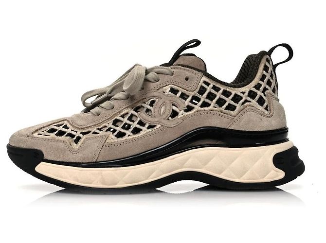 Baskets Chanel en daim beige et mesh