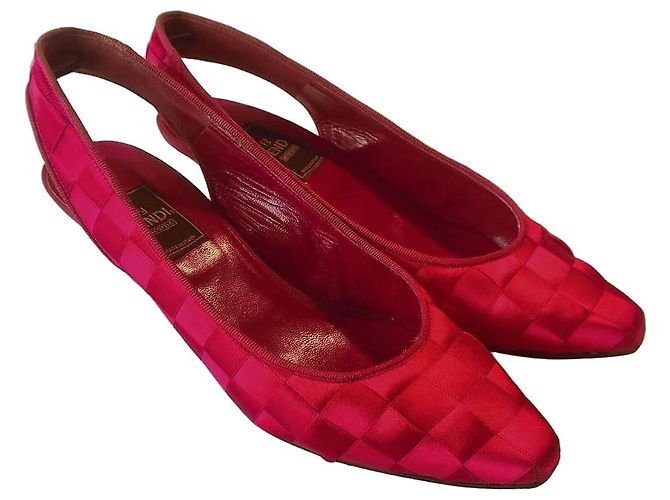 Fendi Slingback-Heels aus rotem Satin