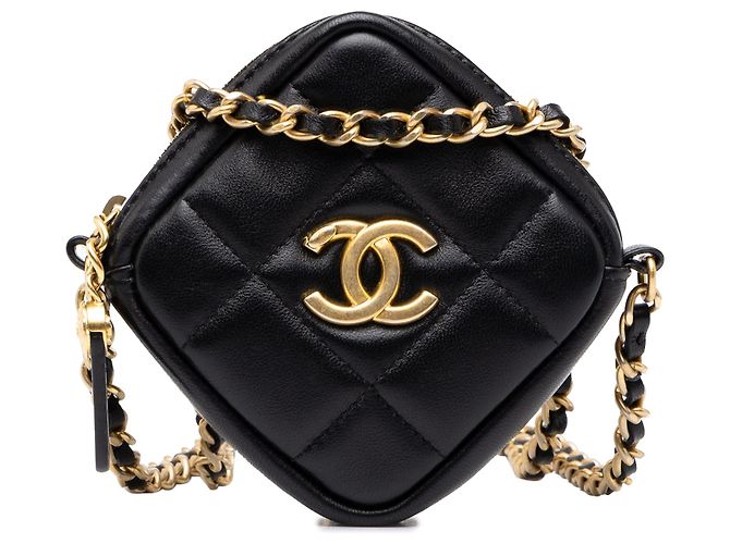 Clutch Chanel CC em pele de cordeiro acolchoada preta com corrente e alça transversal