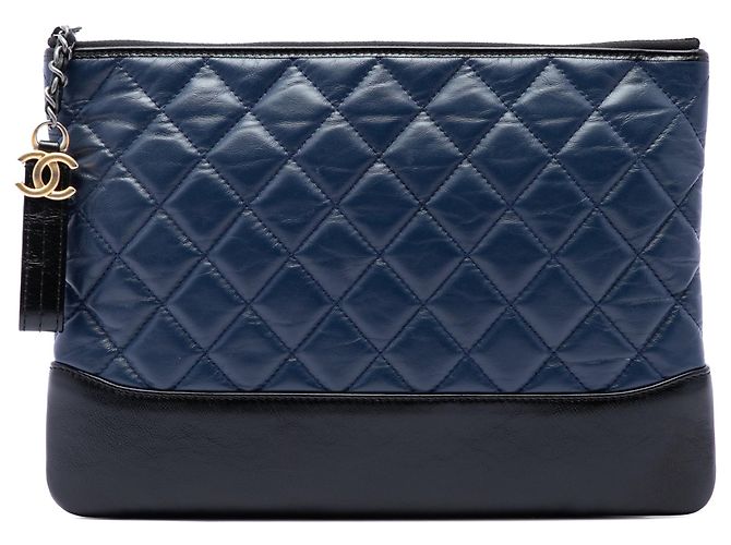 Clutch Chanel Gabrielle O Case Medium in vitello invecchiato blu