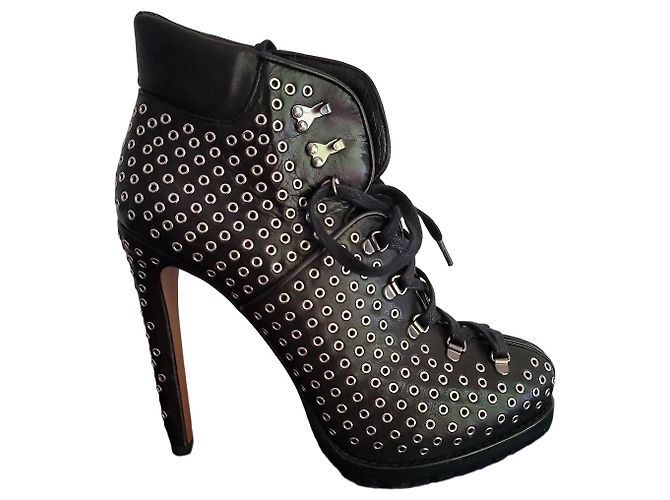Alaïa Botins de couro preto com tachas e atacadores