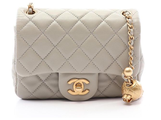Bolsa de Ombro Chanel Matelassé Cinza