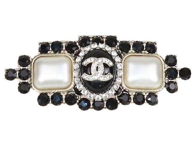 Spilla Chanel con perle e cristalli in tono oro