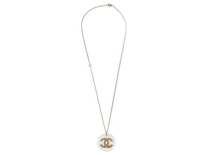 Pingente Chanel CC em metal com esmalte e pérola artificial