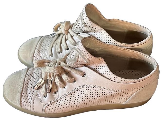 Baskets Chanel en cuir perforé beige