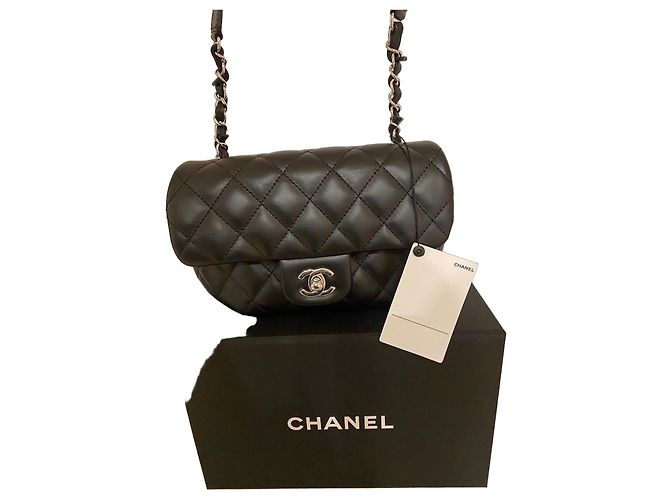 Chanel Borsa a Tracolla Uniform in Pelle Matelassé Nera