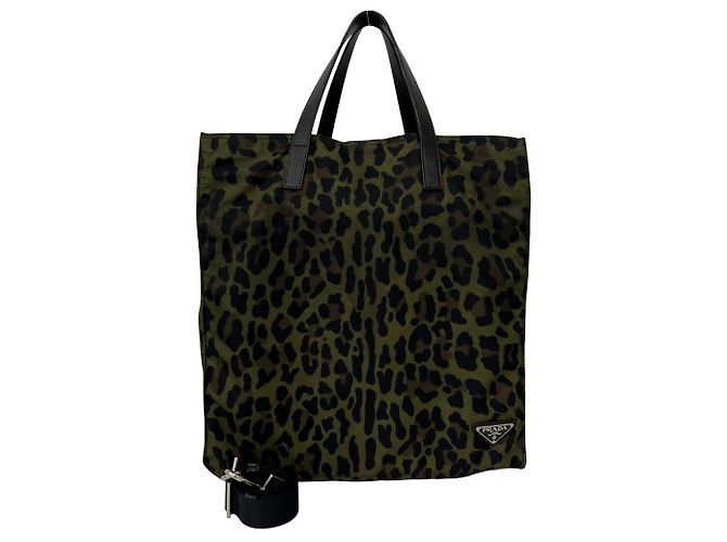 Tote Sac cabas Prada en nylon et cuir imprimé léopard avec logo triangle