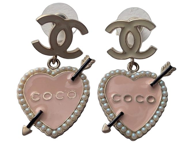 Brincos Chanel CC Coração e Seta com Pérolas Rosa