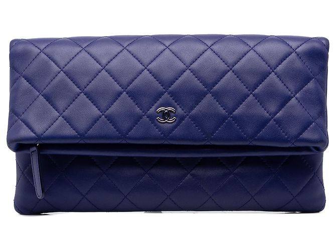 Clutch de dobra Chanel Blue CC em pele de cordeiro acolchoada