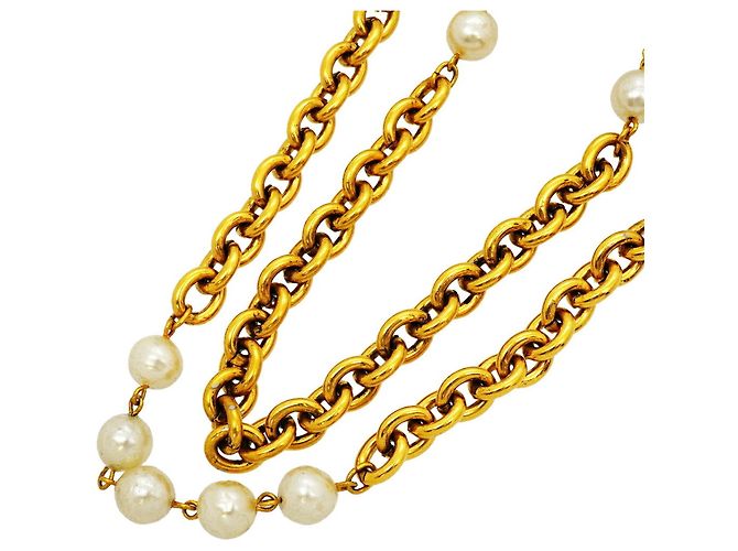 Colar Chanel banhado a ouro com pérolas falsas