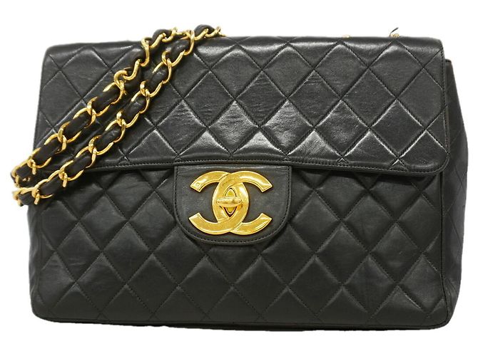 Borsa a tracolla Chanel in pelle d'agnello nera