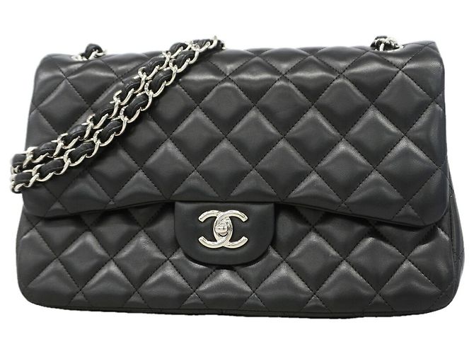 Borsa a tracolla Chanel in pelle d'agnello nera