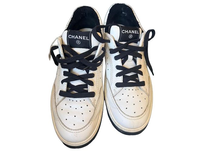 Baskets Chanel en cuir blanc et noir