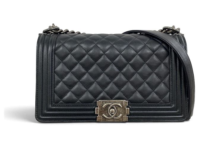 CHANEL Boy Medium Flap em pele de cordeiro acolchoada preta