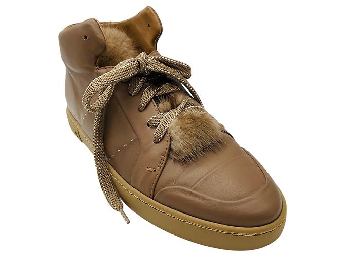 Max Mara High-Top-Sneaker aus tan Leder mit Pelzbesatz